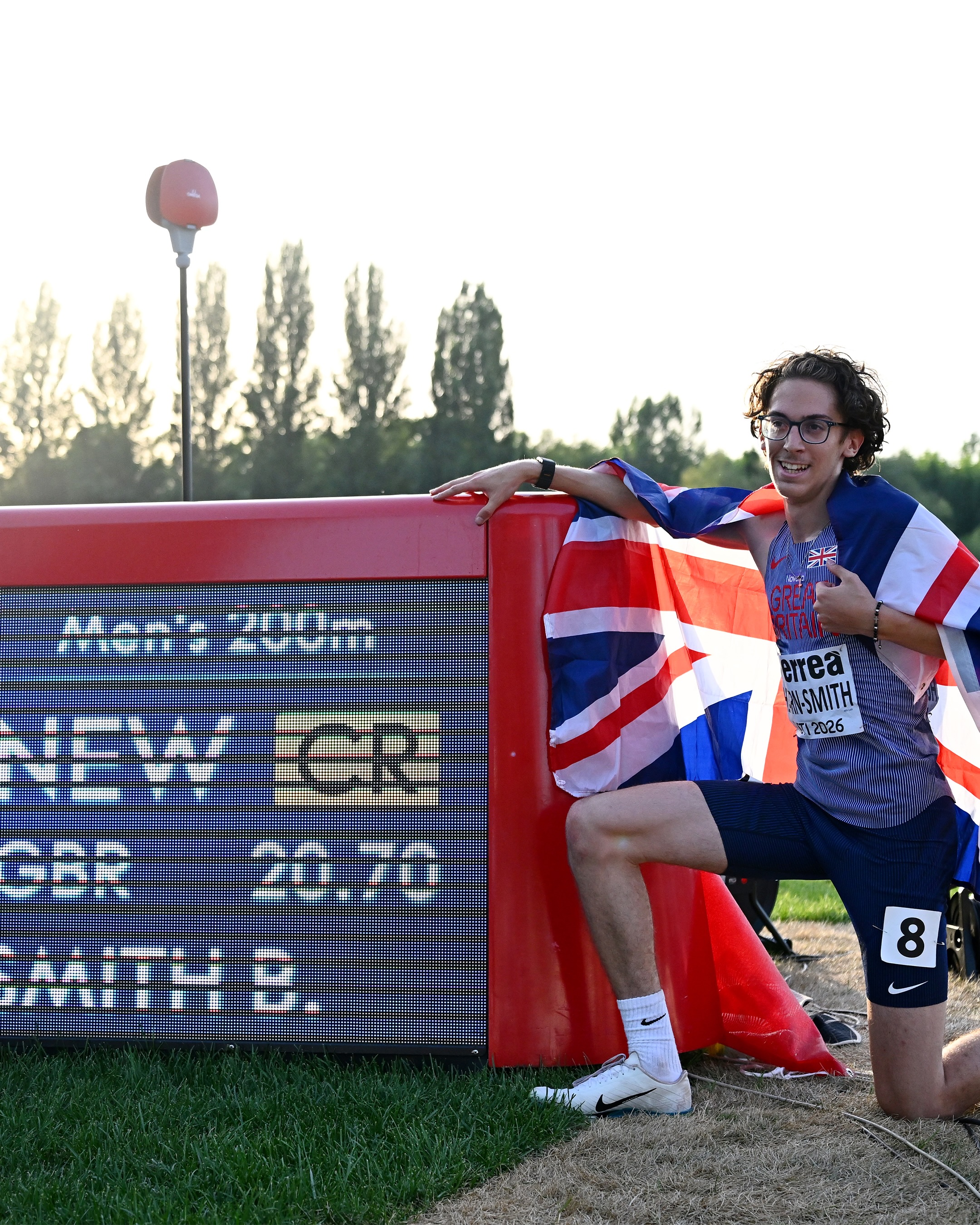 Bronson Hearn-Smith melintasi garis finis final 200 meter Euro U18, disaksikan penonton dan atlet muda Eropa lainnya