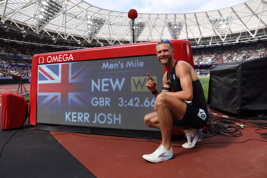 Ilustrasi Josh Kerr berlari di lintasan atletik dengan jam digital besar menunjukkan 3:42.66, latar stadion penuh penont
