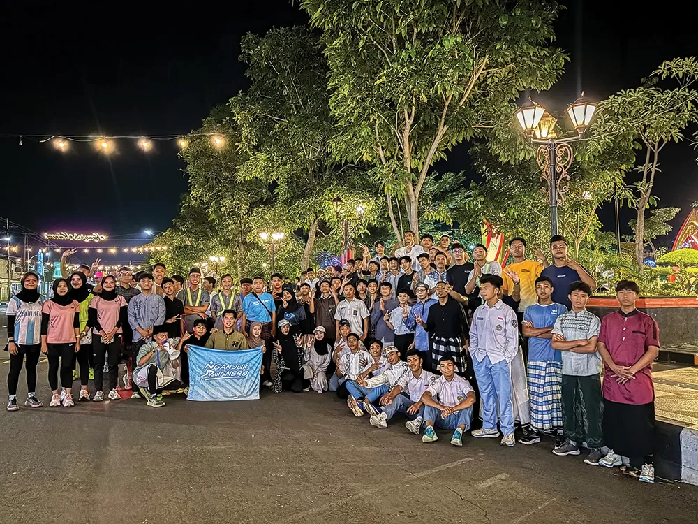 Tren Sarung Running Ramaikan Lari Malam Ramadan