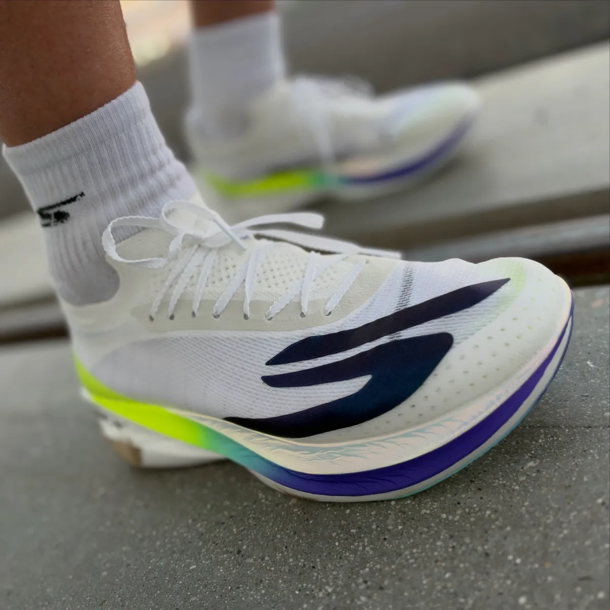 Bedah Teknologi Skechers Aero Elite: Senjata Baru Pemburu PB Maraton dengan Quantum Plate